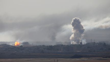 Deux explosions dans la ville syrienne de Ras Al-Ain vues depuis la frontière turque, lors de l'offensive de la Turquie en Syrie, le 12 octobre 2019 (photo d'illustration). (STOYAN NENOV / REUTERS)