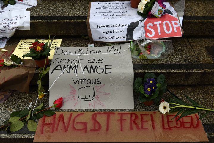 Des fleurs et des messages contre les violences sexuelles, déposées sur les parches du parvis de la gare centrale, à Cologne, le 11 janvier 2016. (PATRIK STOLLARZ / AFP)