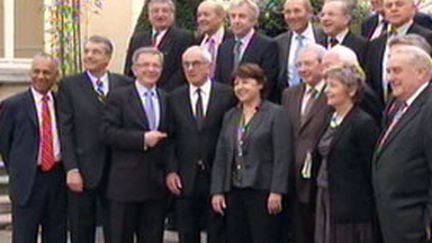 Les présidents de région PS autour de Martine Aubry, rue de Solférino (23 mars 2010) (F2)