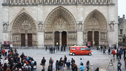 A Notre-Dame, apr&egrave;s le suicide de Dominique Venner, le 21 mai 2013. (PIERRE VERDY / AFP)