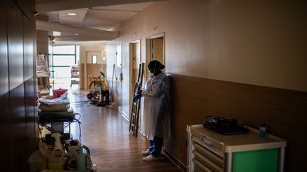 Une soignante à l'hôpital Saint-Louis à Paris, le 28 mai 2020.&nbsp; (MARTIN BUREAU / AFP)