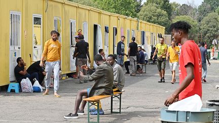 Des migrants à l'extérieur d'un centre d'accueil de la Croix-Rouge à Turin (Italie), en septembre 2023. (ALESSANDRO DI MARCO / EPA/ANSA)