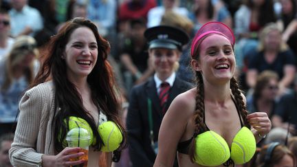 Des fans de tennis lors du quart de finale opposant le Britannique Andy Murray &agrave; l'Espagnol Fernando Verdasco au tournoi de Wimbledon &agrave; Londres (Royaume-Uni), le 3 juillet 2013. (CARL COURT / AFP)