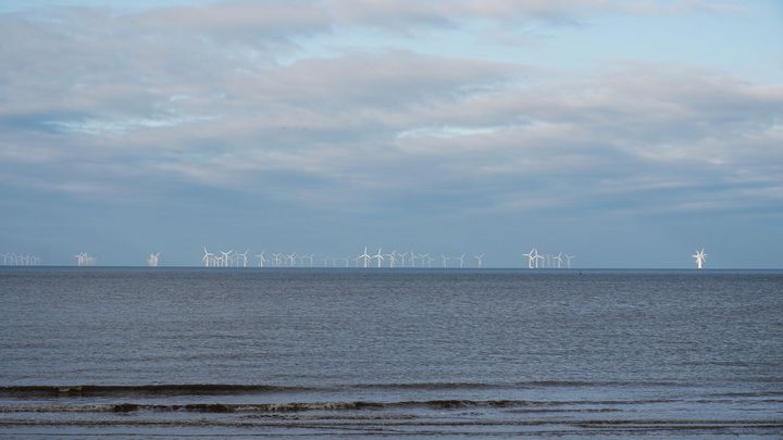 Un champ d'éoliennes au large de Prestatyn. Le ciel peut être bleu au nord du Pays de Galles, mais le vent souffle souvent.&nbsp; (FRANCK BALLANGER / RADIO FRANCE)