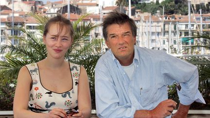 L'actrice Isild Le Besco et le réalisateur Benoît Jacquot au Festival de Cannes, le 14 mai 2004. (BORIS HORVAT / AFP)