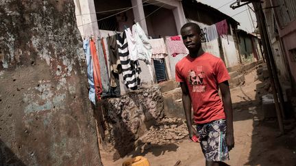 Un homme marche dans la rue à Bissau, capitale de la Guinée Bissau, le 13 février 2018. (XAUME OLLEROS / AFP)