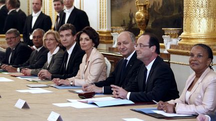 Les nouveaux ministres assistent à leur premier Conseil à l'Elysée