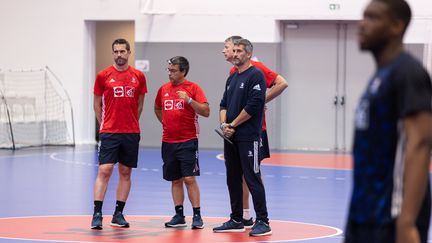 À 17 jours du début de l'Euro, l'équipe de France de handball doit faire face à une situation casse-tête. Huit joueurs du collectif sont positifs au covid, alors que les Bleus visaient le doublé Jeux olympiques, championnat d'Europe.