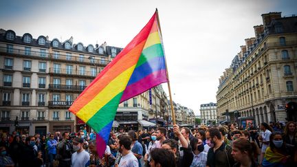 Un drapeau arc-en-ciel lors de la Pride 2020 à Paris. (Photo d'illustration) (AMAURY CORNU / AFP)