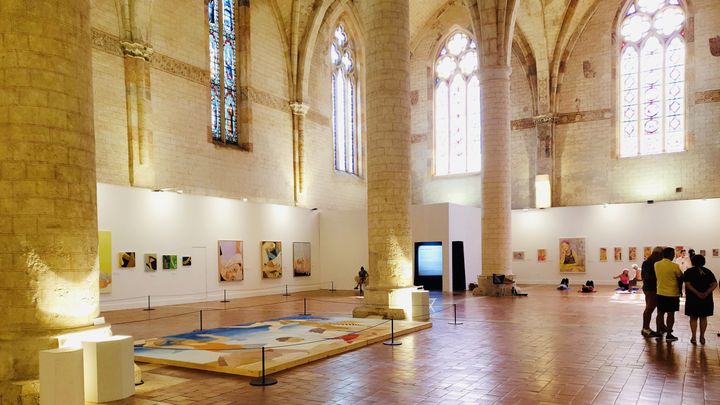 Les oeuvres de la peintre Inès Longevial sont exposées dans l'église des Jacobins d'Agen.&nbsp; (LOUISE FRETET)