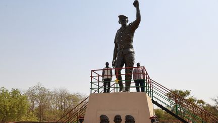 Une statue de bronze du capitaine Thomas Sankara a été inaugurée le 2 mars 2019 à Ouagadougou dans l'enceinte du Conseil de l'Entente où il a été assassiné le 15 octobre 1987. (ISSOUF SANOGO / AFP)