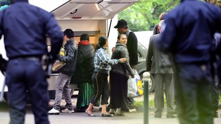 Des Roms prennent leurs affaires alors qu'ils sont expuls&eacute;s d'un camp, le 5 juin 2013 &agrave; Lille (Nord). (PHILIPPE HUGUEN / AFP)