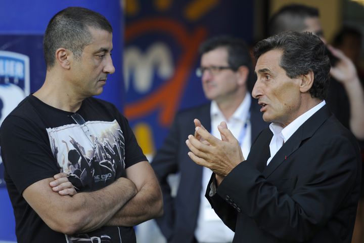 Le président du club de Toulon, Mourad Boudjellal (à gauche), en pleine discussion avec son homologue de Montpellier, Mohed Altrad, le 16 août 2013. (BORIS HORVAT / AFP)