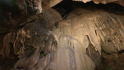 Lot : plongée vers le centre de la terre, dans le gouffre de Padirac (France 2)