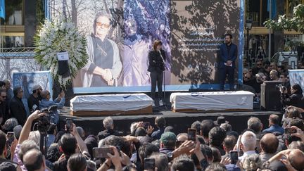 La foule devant les cercueils de Dariush Mehrjui et son épouse lors des funérailles. (MORTEZA NIKOUBAZL / NURPHOTO)