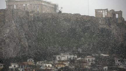 L'Acropole sous la neige &agrave; Ath&egrave;nes (Gr&egrave;ce), le 10 f&eacute;vrier 2015. (YANNIS BEHRAKIS / REUTERS)