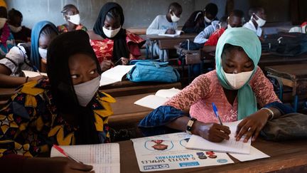 Des enfants étudient à la&nbsp;Madamou Goundo Simaga School&nbsp;, à Bamako, le 25 janvier 2021. (NICOLAS REMENE / AFP)