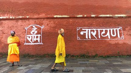 Des fidèles se rendent au temple Pashupatinath, l'un des plus grands d'Asie du Sud. Il représente la maison du seigneur Shiva, dieu hindou de la destruction et de la création.
 
Ce lieu de pèlerinage est construit au bord de la rivière Bagmati et n’est accessible qu’aux personnes nées au Népal ou en Inde. (AFP PHOTO / Prakash MATHEMA)