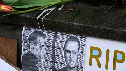 Des fleurs reposent aux côtés d'un portrait d'Alexeï Navalny à Francfort (Allemagne). (AFP)