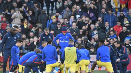 Neymar et les joueurs du PSG devant des supporters de l'équipe, le 10 février 2018, à Toulouse. (PASCAL PAVANI / AFP)