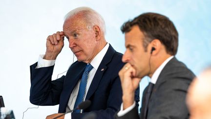 Joe Biden et Emmanuel Macron au sommet du G7 à Carbis Bay (Cornouailles, Royaume-Uni), le 13 juin 2021. (DOUG MILLS / AFP)