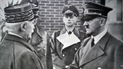 Philippe Pétain et Adolf Hitler, le 24 octobre 1940 à&nbsp;Montoire-sur-le-Loir (Loir-et-Cher). (ANN RONAN PICTURE LIBRARY / ANN RONAN PICTURE LIBRARY / AFP)