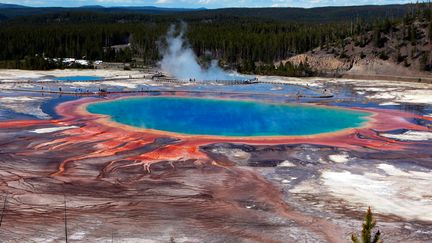 Le Grand Prismatic Spring, ici le 22 juin 2011, est l'une des sources chaudes du parc Yellowstone, dans le Wyoming (Etats-Unis).&nbsp; (JIM URQUHART / REUTERS)