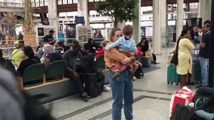 Alors que débutent les vacances d'été, les appels à la vigilance dans les trains et les gares sont de plus en plus réguliers, notamment en matière de vols de bagages. Reportage sur place, au côté d'une brigade spécialisée.&nbsp;&nbsp; (FRANCE 2)