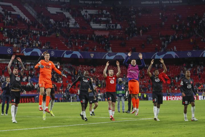 Les Lillois célèbrent leur victoire face à Séville sur la pelouse du stade Sanchez-Pizjuan, le 2 novembre 2021. (ANGEL FERNANDEZ/AP/SIPA / SIPA)