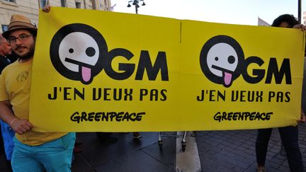 Un manifestant contre les OGM, le 12 octobre 2013, &agrave; Marseille. (CITIZENSIDE / JEAN FRANÇOIS GIL / AFP)