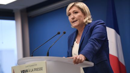 La présidente du FN, Marine Le Pen, présente ses vœux à la presse, le 15 janvier 2018, au siège de son parti, à Nanterre (Hauts-de-Seine). (STEPHANE DE SAKUTIN / AFP)