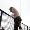 Le DRH d'Air France, Xavier Broseta, fuit les manifestants, le 5 octobre 2015 à Roissy. (KENZO TRIBOUILLARD / AFP)