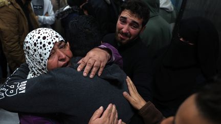 A l'hôpital européen de Khan Younès le 21 décembre 2023, des Palestiniens pleurent leurs morts tués durant des frappes israéliennes. (SAID KHATIB / AFP)