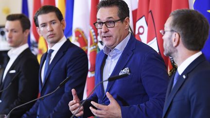 Le vice-chancelier Heinz-Christian Strache s'exprime lors d'une conférence de presse,&nbsp;aux côtés du chancelier Sebastien Kurz, le 8 juin 2018, à Vienne (Autriche). (ROBERT JAEGER / APA)