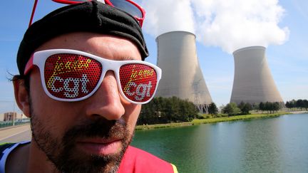 Un syndicaliste avec des lunettes portant le logo CGT manifeste devant la centrale nucléaire de Nogent-sur-Seine (Aube), le 26 mai 2016. (FRANCOIS NASCIMBENI / AFP)