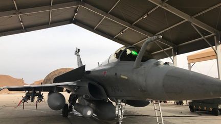 Un avion Rafale à la base aérienne projetée au Levant en Jordanie, où Emmanuel Macron dîne avec les soldats français, le 21 décembre 2023. (PAUL BARCELONNE / FRANCEINFO / RADIO FRANCE)