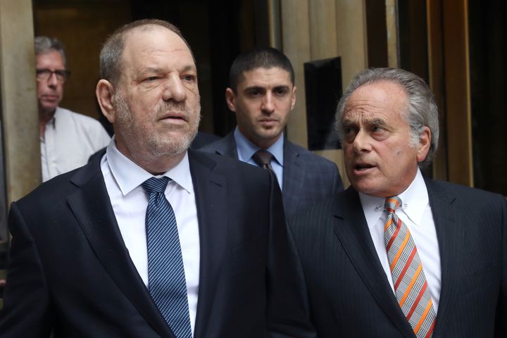 Harvey Weinstein et son avocat Benjamin Brafman, à la sortie de la cour suprême de New York, le 11 octobre 2018. (MIKE SEGAR / REUTERS)