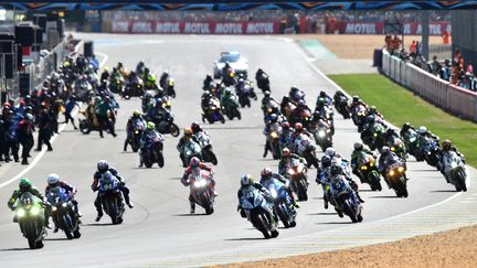 Les pilotes lors de l'édition 2018 des 24 Heures du Mans Motos, le 21 avril 2018.  (JEAN-FRANCOIS MONIER / AFP)