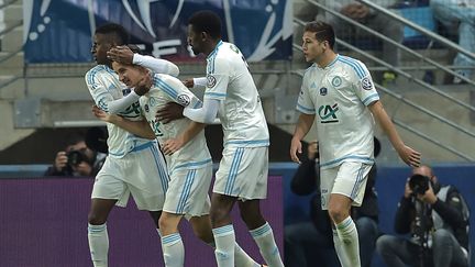 Le Marseillais Florian Thauvin (deuxième en partant de la gauche) est félicité par ses partenaires après avoir inscrit le but de la qualification face au FC Sochaux, mercredi 20 avril 2016 au stade Bonal. (PATRICK HERTZOG / AFP)