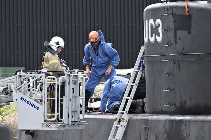 Des policiers mènent des recherches à bord du "Nautilus", un sous-marin artisanal de 18 mètres de long, dimanche 13 août à Copenhague (Danemark). (JENS NOERGAARD LARSEN / SCANPIX DENMARK)