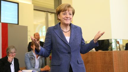 La chanceli&egrave;re Angela Merkel vote pour les &eacute;lections europ&eacute;ennes &agrave; Berlin (Allemagne), le 25 mai 2014. (MICHAEL KAPPELER / DPA / AFP)