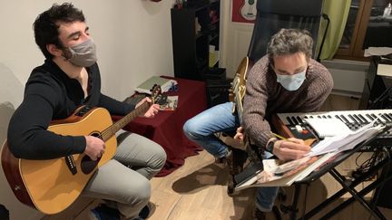 Cours de guitare à Paris par Ludovic, qui a vu son nombre de nouveaux élèves augmenter depuis l’an dernier.&nbsp; (MATHILDE VINCENEUX / RADIO FRANCE)