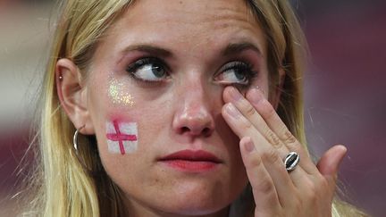 Une fan anglaise après le match face à la Croatie le 11 juillet 2018 à Moscou (Russie). (MANAN VATSYAYANA / AFP)