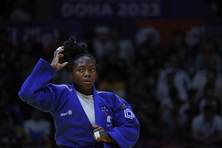 Clarisse Agbégnénou lors des championnats du monde de judo à Doha, le 10 mai 2023. (KARIM JAAFAR / AFP)