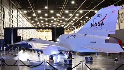 Le jet supersonique expérimental X-59 de la Nasa et de Lockheed Martin  dévoilé lors d'une cérémonie à Palmdale, en Californie, le 12 janvier 2024. (ROBYN BECK / AFP)