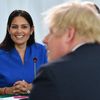 La ministre de l'Intérieur britannique, Priti Patel, en face du Premier ministre Boris Johnson, lors d'un Conseil des ministres à l'université de&nbsp;Sunderland, le 31 janvier 2020, jour où le Royaume-Uni a formellement quitté l'Union européenne. (PAUL ELLIS / POOL / AFP)