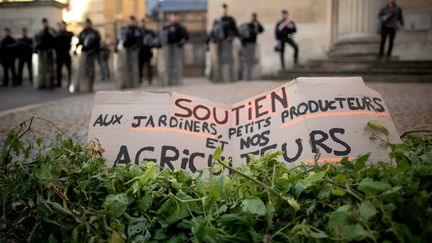 Une pancarte de soutien aux agriculteurs de Seine-Maritime touchés par l'incendie de Lubrizol, le 1er octobre 2019 à Rouen. (LOU BENOIST / AFP)