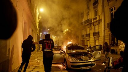 Une voiture vandalisée à Paris, après la finale de Ligue des champions entre le PSG et le Bayern, le 23 août 2020. (ADNAN FARZAT / NURPHOTO)