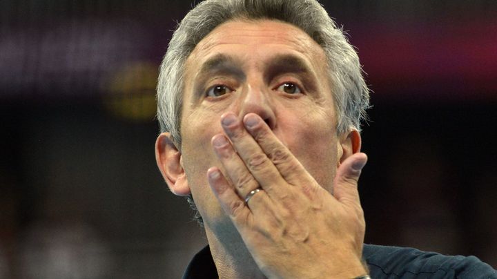 Le s&eacute;lectionneur de l'&eacute;quipe de France de handball, Claude Onesta, f&ecirc;te la victoire de la France contre la Su&egrave;de lors du tournoi olympique de Londres (Royaume-Uni) , le 12 ao&ucirc;t 2012.&nbsp; (CHRISTOPHE SIMON / AFP)