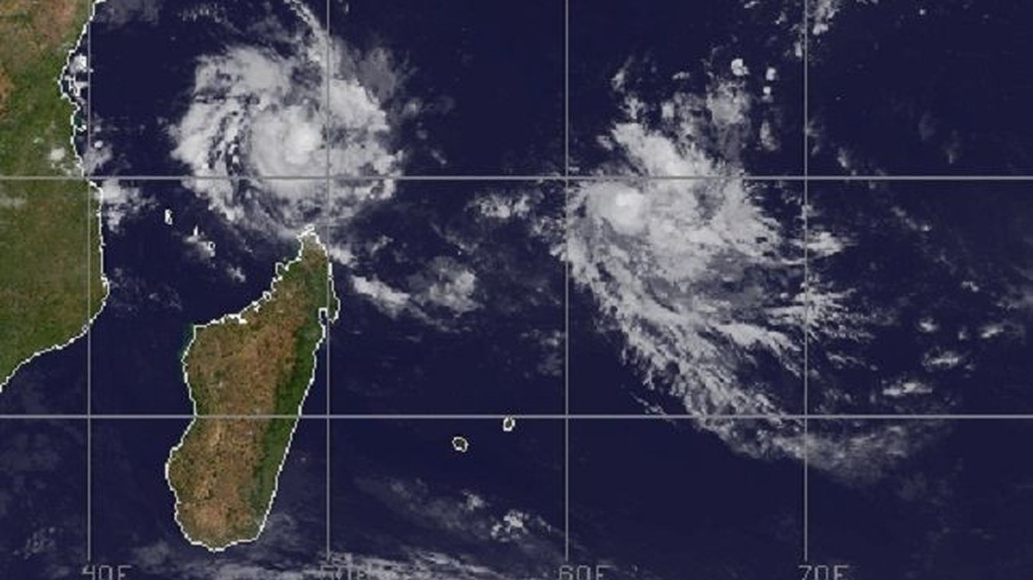 Mayotte : Le Cyclone Belna Gagne En Intensité, Des Renforts De La ...